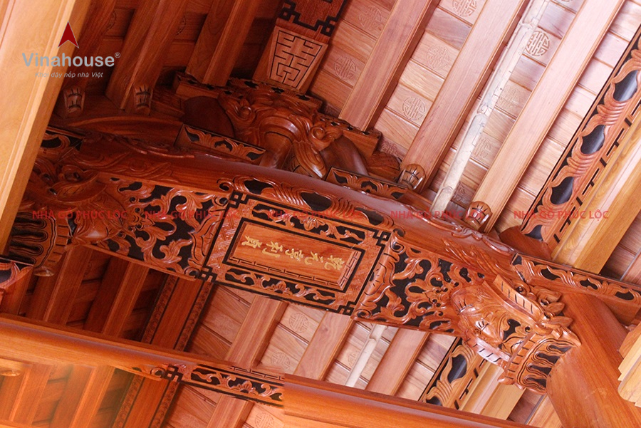 Chữ viết trên thượng lương nhà gỗ