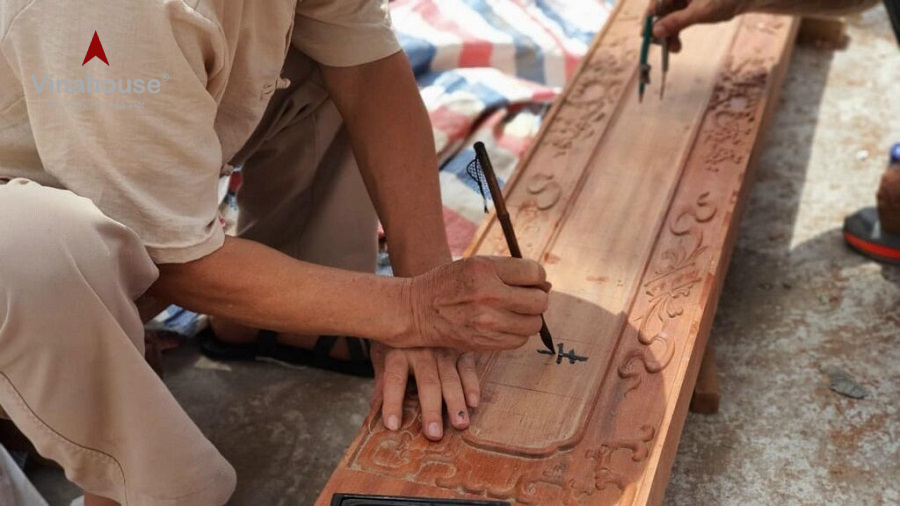 Chữ viết trên thượng lương nhà gỗ