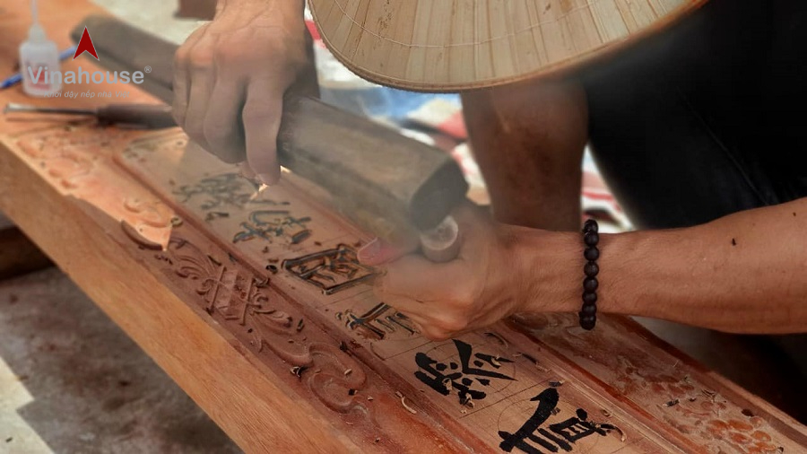 Chữ viết trên thượng lương nhà gỗ