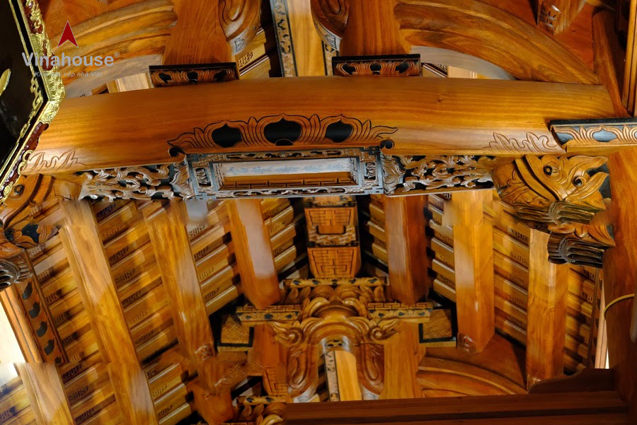 Chữ viết trên thượng lương nhà gỗ