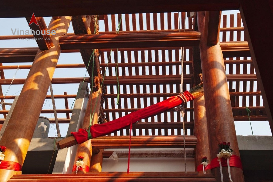 Chữ viết trên thượng lương nhà gỗ